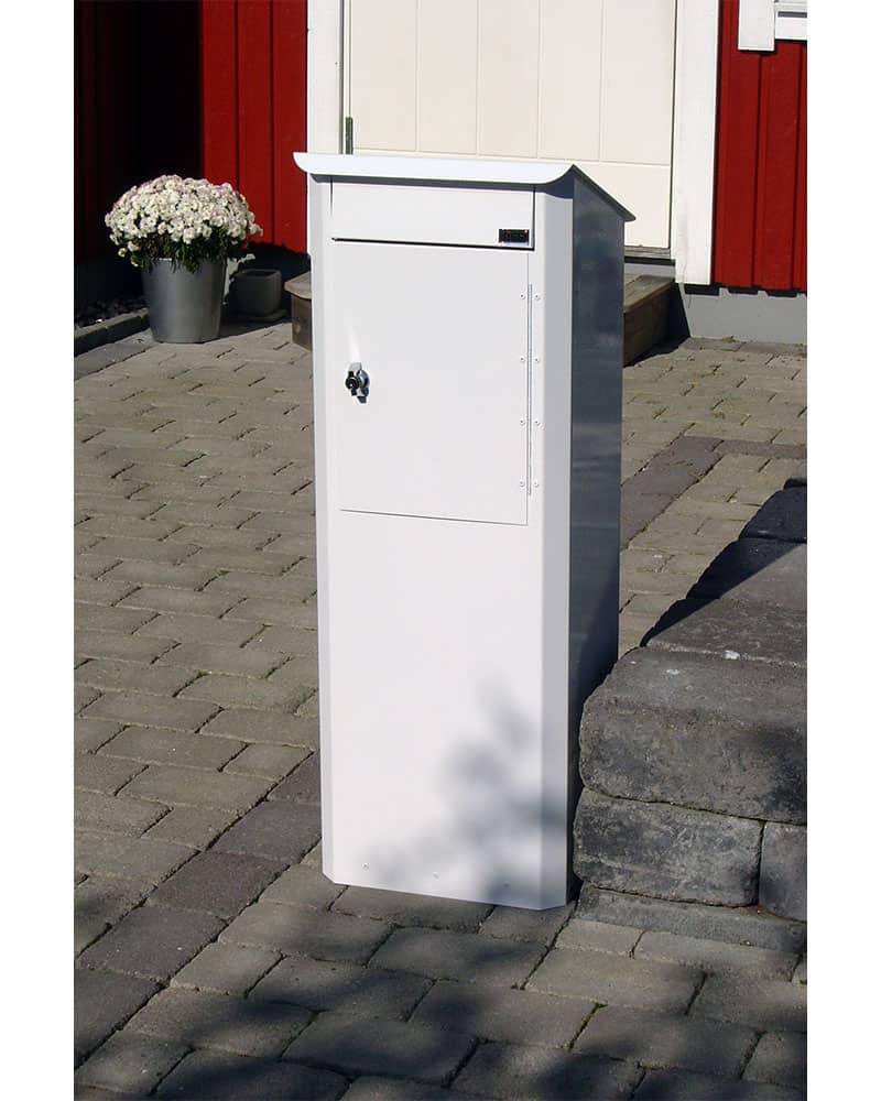 Vit postlåda Biggi framför ett rött hus 