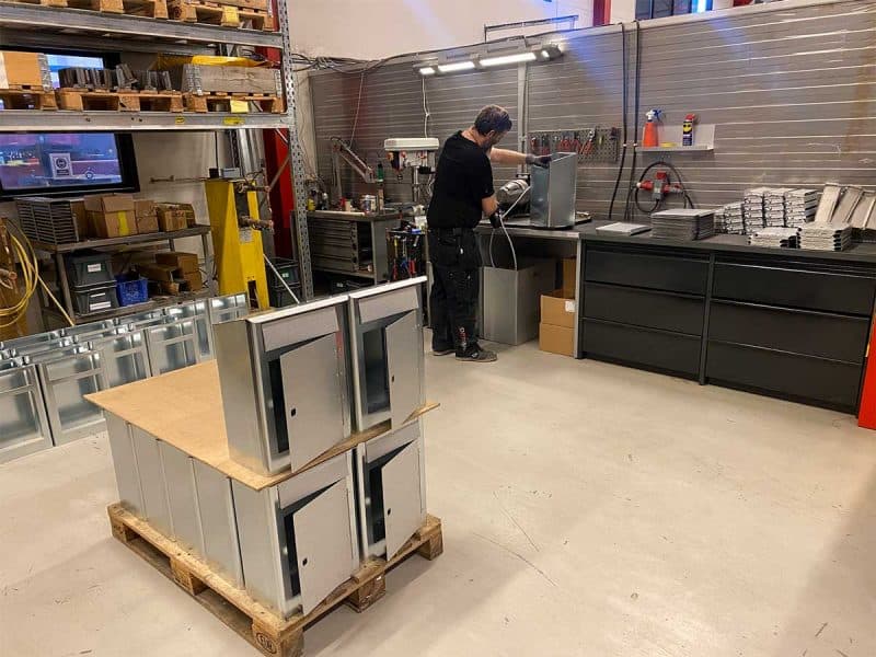 Postlådor i tillverkning i Uppsala
